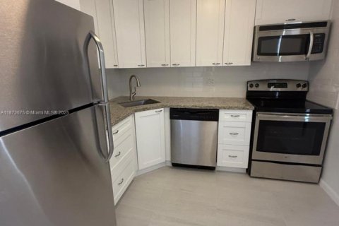 Снять в аренду кондоминиум в Маргит, Флорида 2 спальни, 91.97м2, № 1898239 - фото 2