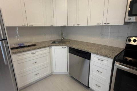 Снять в аренду кондоминиум в Маргит, Флорида 2 спальни, 91.97м2, № 1898239 - фото 3