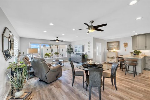 Condo in Holmes Beach, Florida, 2 bedrooms № 2144586 - photo 6
