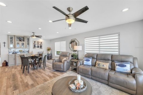 Condo in Holmes Beach, Florida, 2 bedrooms № 2144586 - photo 11