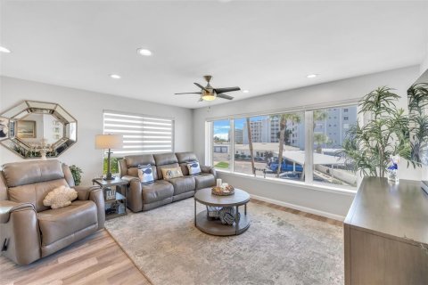 Condo in Holmes Beach, Florida, 2 bedrooms № 2144586 - photo 8