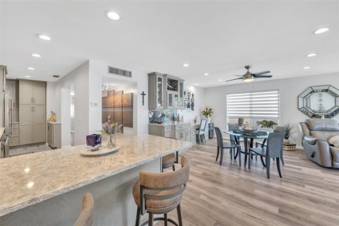 Condo in Holmes Beach, Florida, 2 bedrooms № 2144586 - photo 12