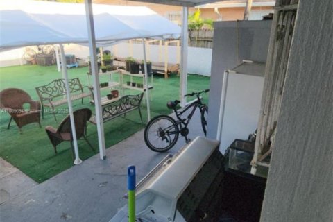 House in Miami, Florida 2 bedrooms, 77.29 sq.m. № 1749741 - photo 10