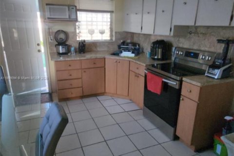 House in Miami, Florida 2 bedrooms, 77.29 sq.m. № 1749741 - photo 3