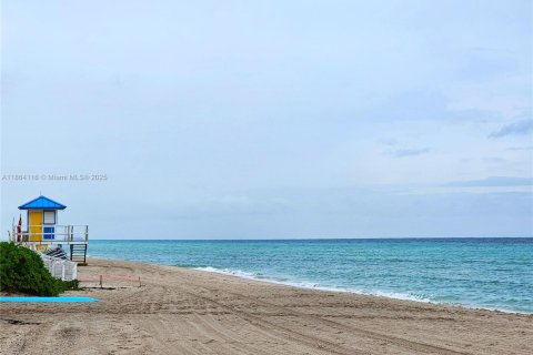 Condo in Hollywood, Florida, 2 bedrooms  № 1891273 - photo 30