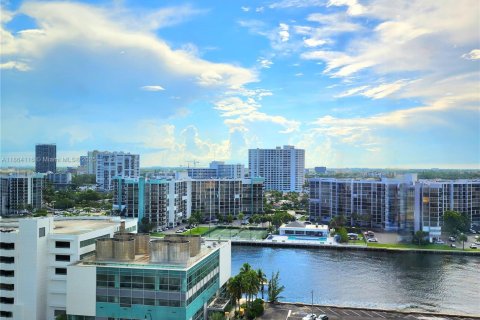 Купить кондоминиум в Холливуд, Флорида 2 спальни, 103.12м2, № 1891273 - фото 1