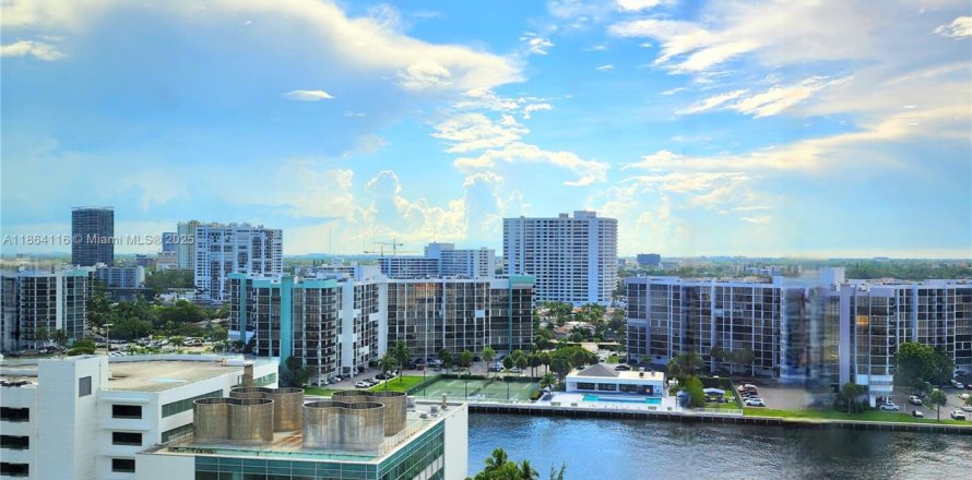 Condominio en Hollywood, Florida, 2 dormitorios № 1891273