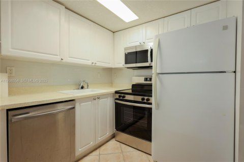 Condo in Miami, Florida, 1 bedroom № 1994165 - photo 14