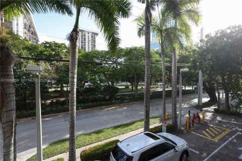 Condo in Miami, Florida, 1 bedroom № 1994165 - photo 5