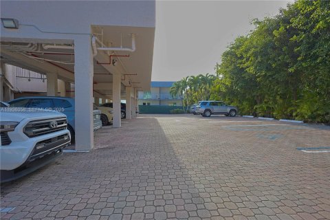 Condo in Miami, Florida, 1 bedroom № 1994165 - photo 7