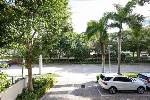 Condo in Miami, Florida, 1 bedroom № 1994165 - photo 3