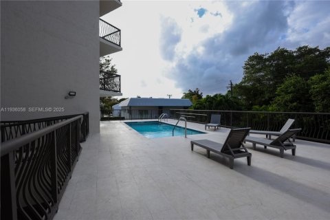 Condo in Miami, Florida, 1 bedroom № 1994165 - photo 10