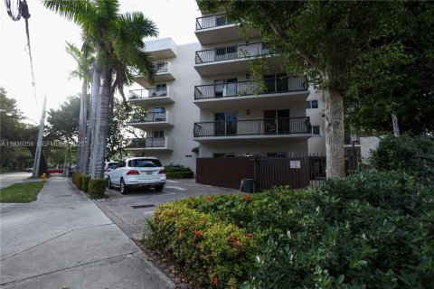 Condo in Miami, Florida, 1 bedroom № 1994165 - photo 1