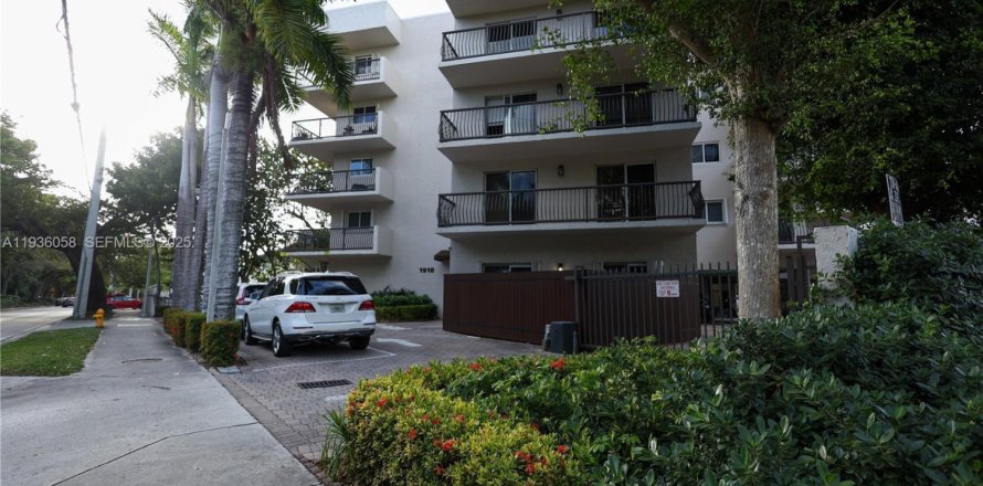 Condo in Miami, Florida, 1 bedroom № 1994165