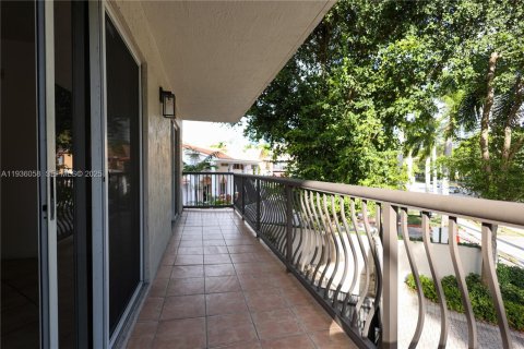Condo in Miami, Florida, 1 bedroom № 1994165 - photo 12