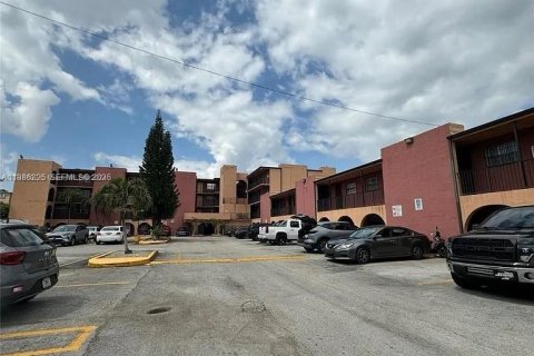 Condominio en venta en Hialeah, Florida, 2 dormitorios, 70.61 m2 № 2048330 - foto 11