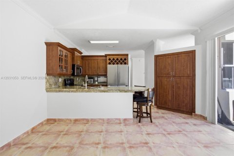 Villa ou maison à vendre à Pembroke Pines, Floride: 4 chambres, 166.11 m2 № 2084818 - photo 13