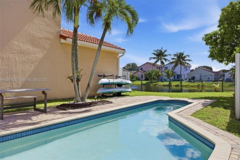 Villa ou maison à vendre à Pembroke Pines, Floride: 4 chambres, 166.11 m2 № 2084818 - photo 2