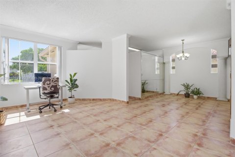 Villa ou maison à vendre à Pembroke Pines, Floride: 4 chambres, 166.11 m2 № 2084818 - photo 8