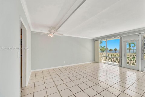 Condominio en alquiler en Miami, Florida, 1 dormitorio, 69.68 m2 № 2076140 - foto 5