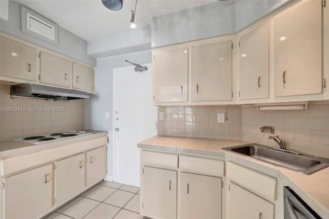 Condominio en alquiler en Miami, Florida, 1 dormitorio, 69.68 m2 № 2076140 - foto 13