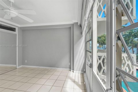 Condominio en alquiler en Miami, Florida, 1 dormitorio, 69.68 m2 № 2076140 - foto 6