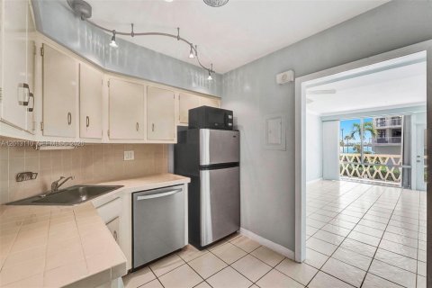 Condominio en alquiler en Miami, Florida, 1 dormitorio, 69.68 m2 № 2076140 - foto 12