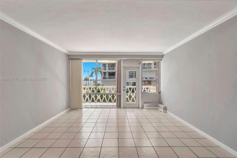 Condominio en alquiler en Miami, Florida, 1 dormitorio, 69.68 m2 № 2076140 - foto 8