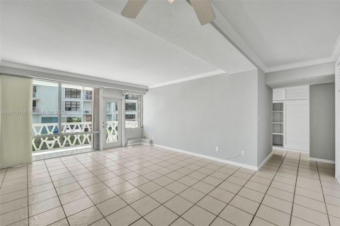 Condominio en alquiler en Miami, Florida, 1 dormitorio, 69.68 m2 № 2076140 - foto 7
