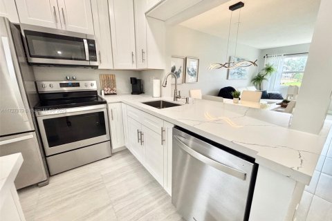 Condo in Lauderdale Lakes, Florida, 1 bedroom  № 1703290 - photo 6