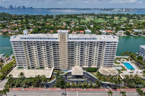 Condominio en Miami Beach, Florida, 2 dormitorios  № 2058046