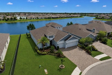 House in Palmetto, Florida 5 bedrooms, 270.81 sq.m. № 2156663 - photo 3