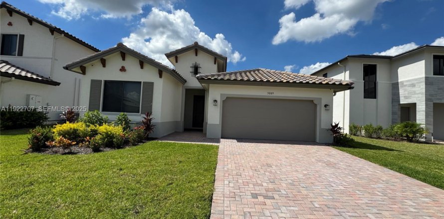 Villa ou maison à Ave Maria, Floride 3 chambres, 188.41 m2 № 1983546