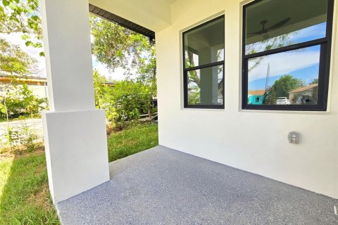 Casa en venta en Saint Petersburg, Florida, 4 dormitorios, 217.48 m2 № 2145427 - foto 4