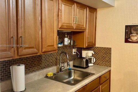 Condo in Miami, Florida, 1 bedroom  № 2036187 - photo 10