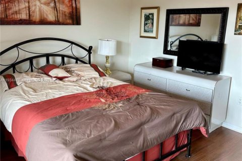 Condo in Miami, Florida, 1 bedroom  № 2036187 - photo 13