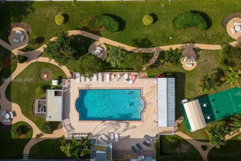 Condo in Miami, Florida, 1 bedroom  № 2036187 - photo 1