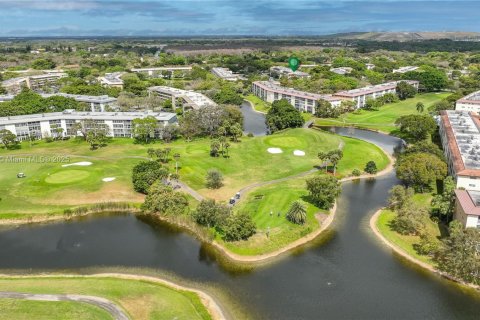 Condo in Coconut Creek, Florida, 2 bedrooms  № 1738535 - photo 16