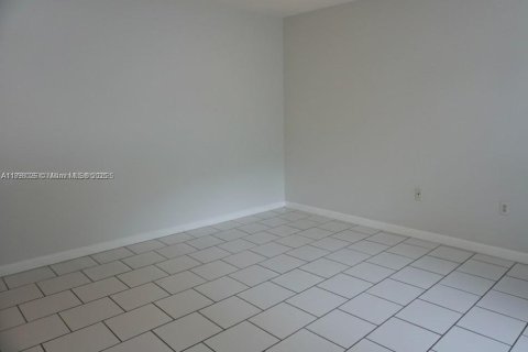 Condo in Coral Gables, Florida, 1 bedroom № 1949841 - photo 4