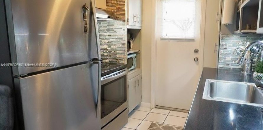 Condo in Coral Gables, Florida, 1 bedroom № 1949841