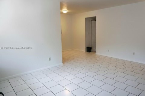 Condo in Coral Gables, Florida, 1 bedroom № 1949841 - photo 3