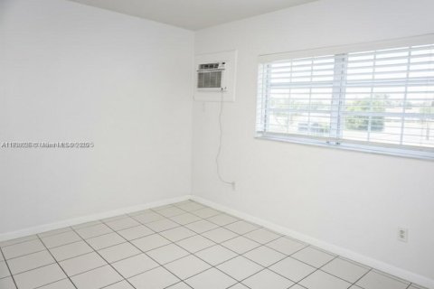 Condo in Coral Gables, Florida, 1 bedroom № 1949841 - photo 6