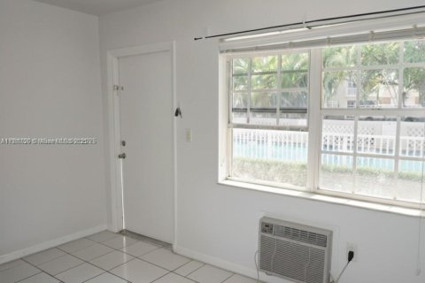 Condo in Coral Gables, Florida, 1 bedroom № 1949841 - photo 2