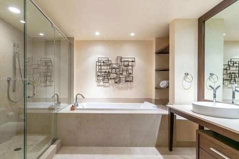 Condo in Miami, Florida, 2 bedrooms  № 1940156 - photo 14