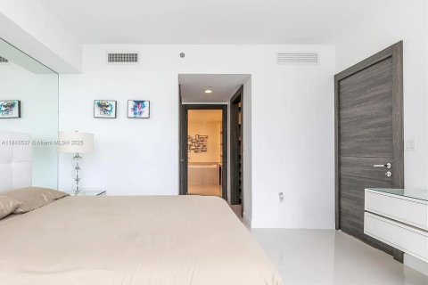 Condo in Miami, Florida, 2 bedrooms  № 1940156 - photo 10
