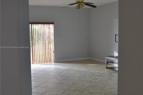 Casa en alquiler en Cutler Bay, Florida, 5 dormitorios, 266.54 m2 № 2059800 - foto 12