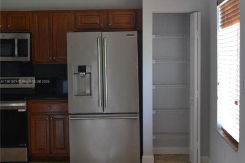 Casa en alquiler en Cutler Bay, Florida, 5 dormitorios, 266.54 m2 № 2059800 - foto 6