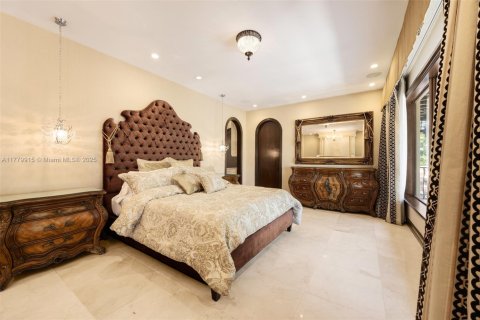 House in Coral Gables, Florida 5 bedrooms, 360.65 sq.m. № 1861396 - photo 22