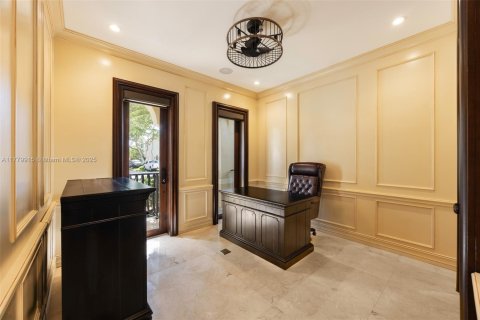 House in Coral Gables, Florida 5 bedrooms, 360.65 sq.m. № 1861396 - photo 18