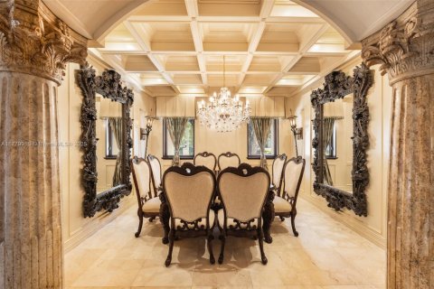 House in Coral Gables, Florida 5 bedrooms, 360.65 sq.m. № 1861396 - photo 7